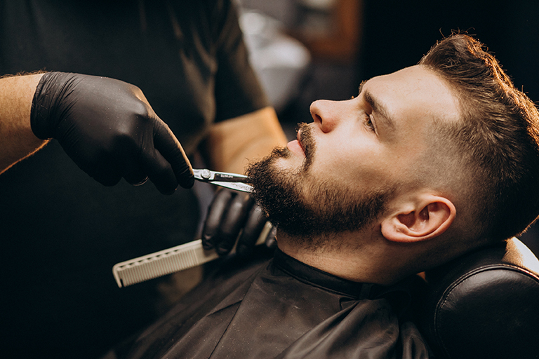 Imagem de fundo Barbeiro fazendo a Barba